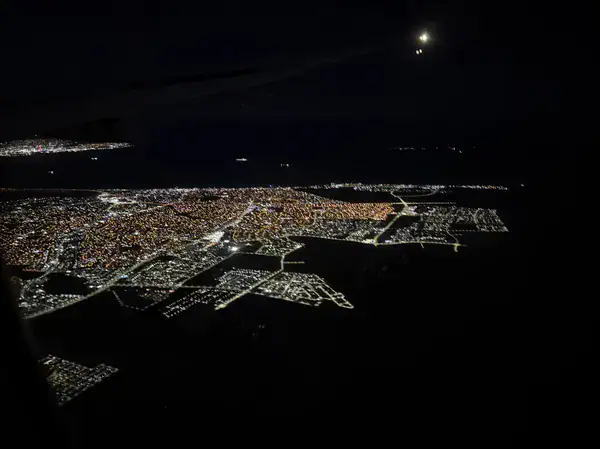 Kapstadt bei Nacht im Landeanflug um 21:10 Uhr