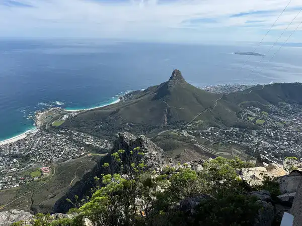 Blick vom Tafelberg auf den Lion's Head und die Küste