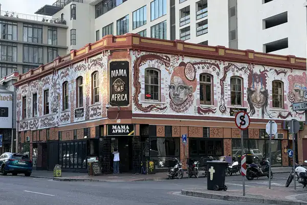 Bunt bemaltes Gebäude von Mama Africa an der Long Street