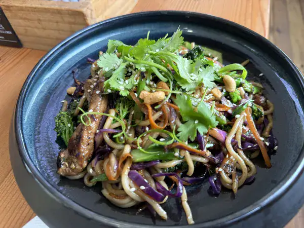 Asiatische Nudelpfanne mit Gemüse in der Noodle Box in der Kloof Street