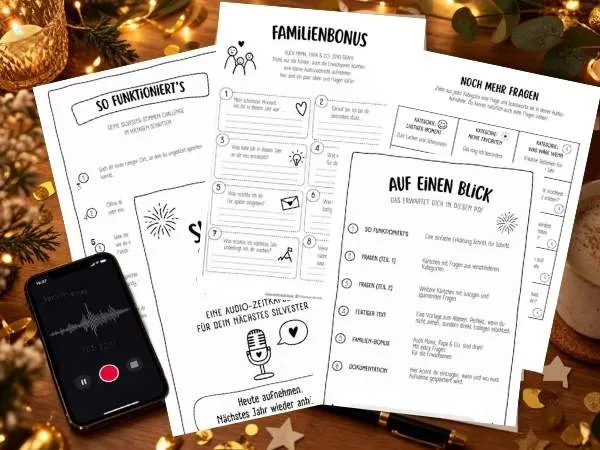 Ausgedruckte Seiten der Silvester-Stimmen-Challenge mit Fragenkarten, Familienbonus und Anleitung, daneben ein Handy mit Sprachaufnahme