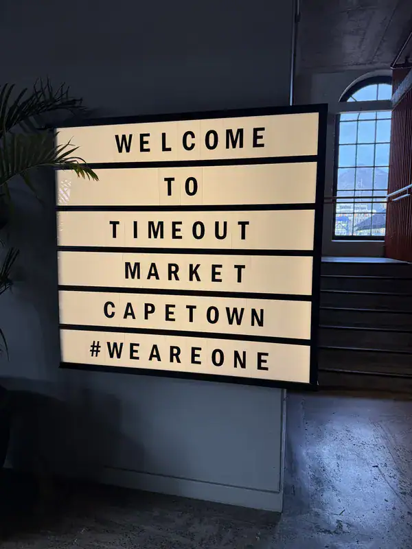 Leuchtschild Welcome to Timeout Market Cape Town an der V&A Waterfront