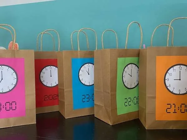Countdown-Tüten in verschiedenen Farben stehen in einer Reihe
