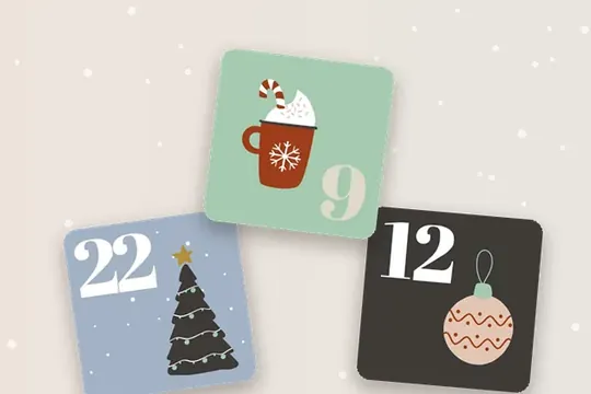 Drei Türchen des Online-Adventskalenders mit den Zahlen 9, 12 und 22 auf rosa Hintergrund mit Schneeflocken